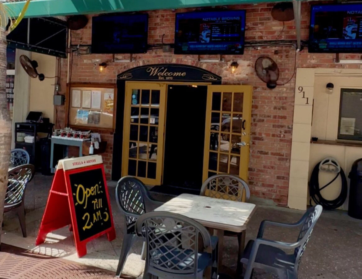 Parrot Lounge - Dog-Friendly Dining - Fort Lauderdale